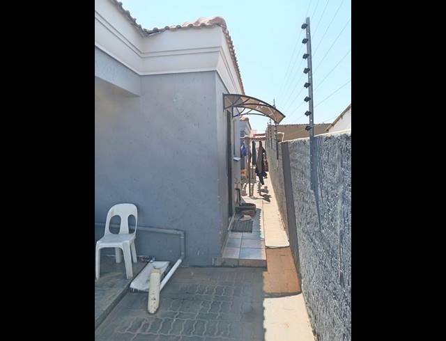 4 BEDROOM HOUSE FOR SALE IN PROTEA GLEN EXT